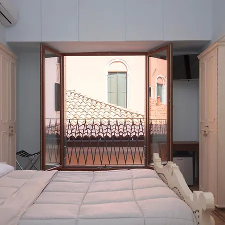 Simon' Secret Venice